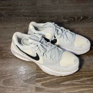 Women’s Light Blue+WhitE Nike Air Fusion Max Sneaker (Size 10)